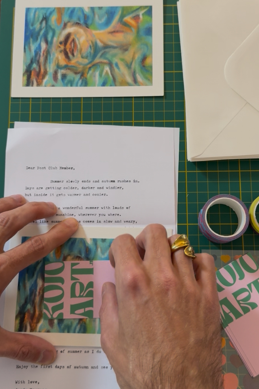 KOJO Art pakt de eerste editie van de Print Club in voor de ontvangers. We zien een visitekaartje, de art print en washi tape op een houten tafel liggen.