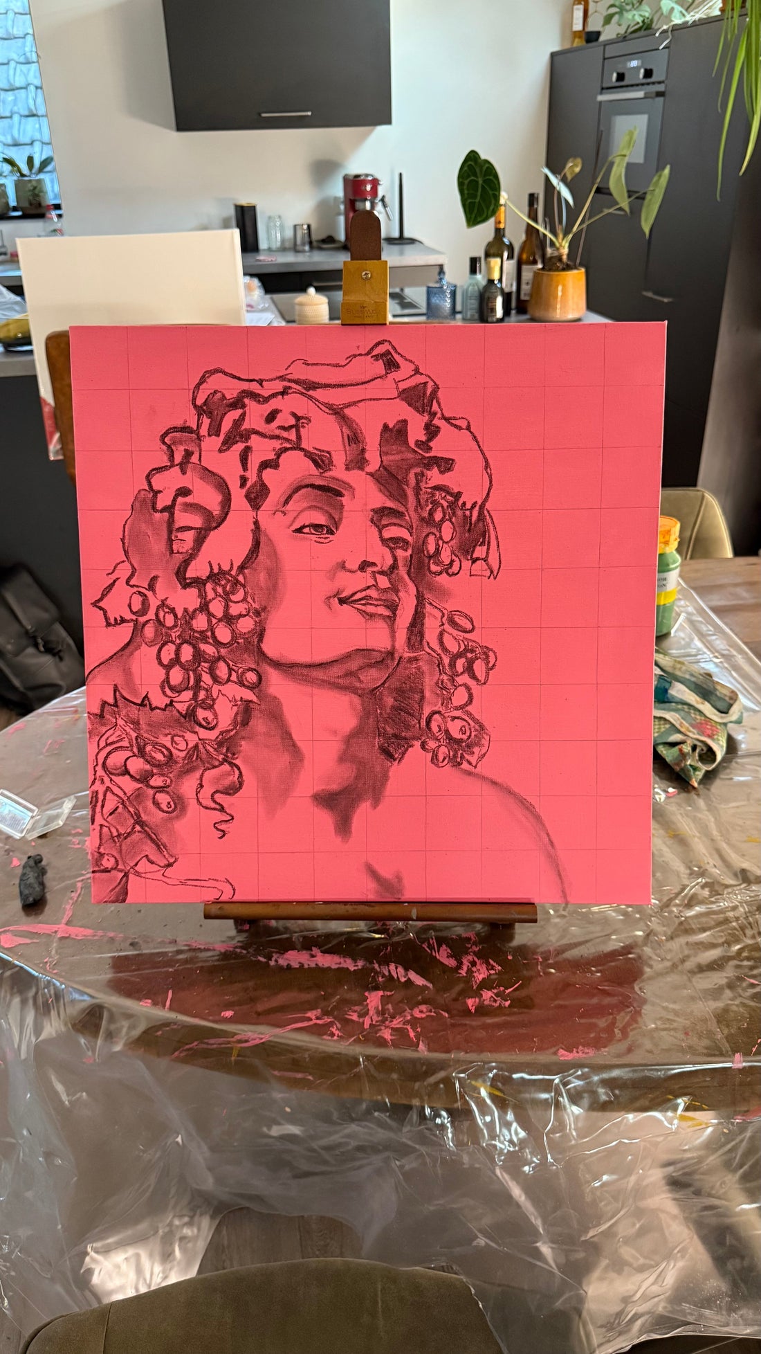 Kunstenaar tekent portret met raster-methode op canvas, Grid# app op tablet, stap-voor-stap proces van schets naar onderschildering