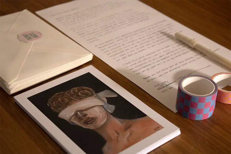 Snail mail starter kit met briefpapier, gelpennen, enveloppen en washi tape op rustieke houten tafel - alles wat je nodig hebt om te beginnen