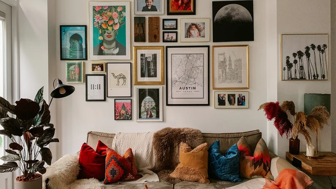 Stijlvolle gallery wall met KOJO Art prints in verschillende formaten, modern interieur met natuurlijk licht en minimalistische inrichting