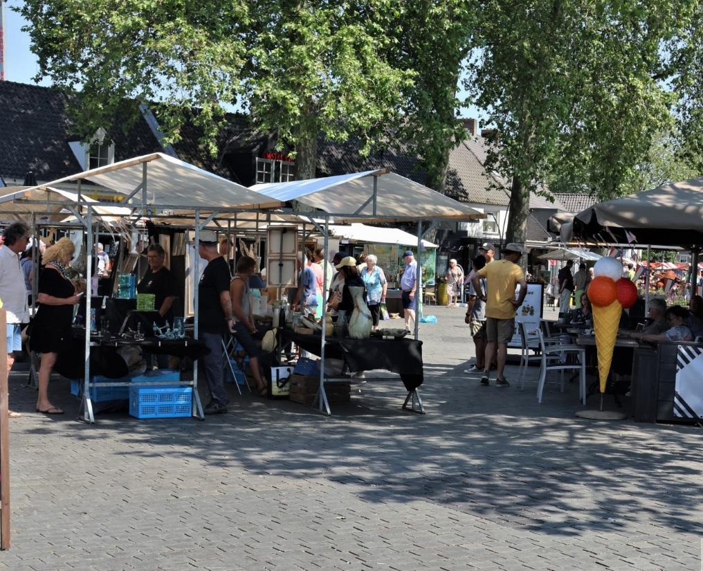KOJO Art op Kunstmarkt Mont-Martre Rosmalen 2026, kraampjes met schilderijen en prints in het centrum van Rosmalen.