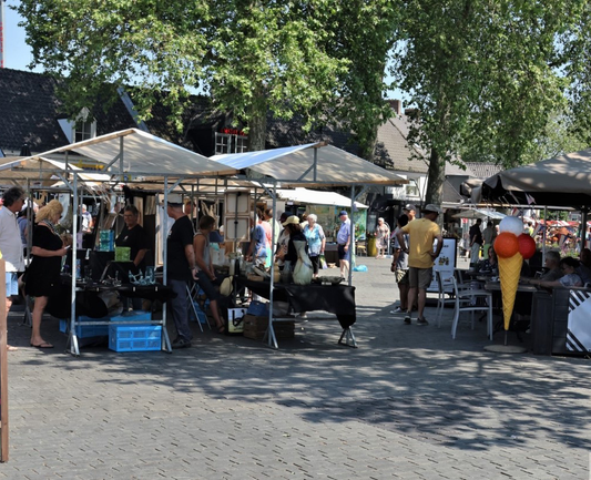 KOJO Art op Kunstmarkt Mont-Martre Rosmalen 2026, kraampjes met schilderijen en prints in het centrum van Rosmalen.