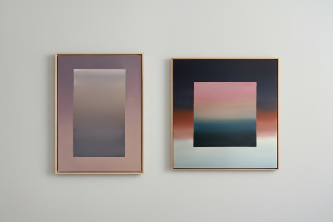 Myth ombré schilderij met gradient van roze naar diepblauw in gouden lijst op betonnen muur met dramatisch licht - KOJO Art Ombré collectie