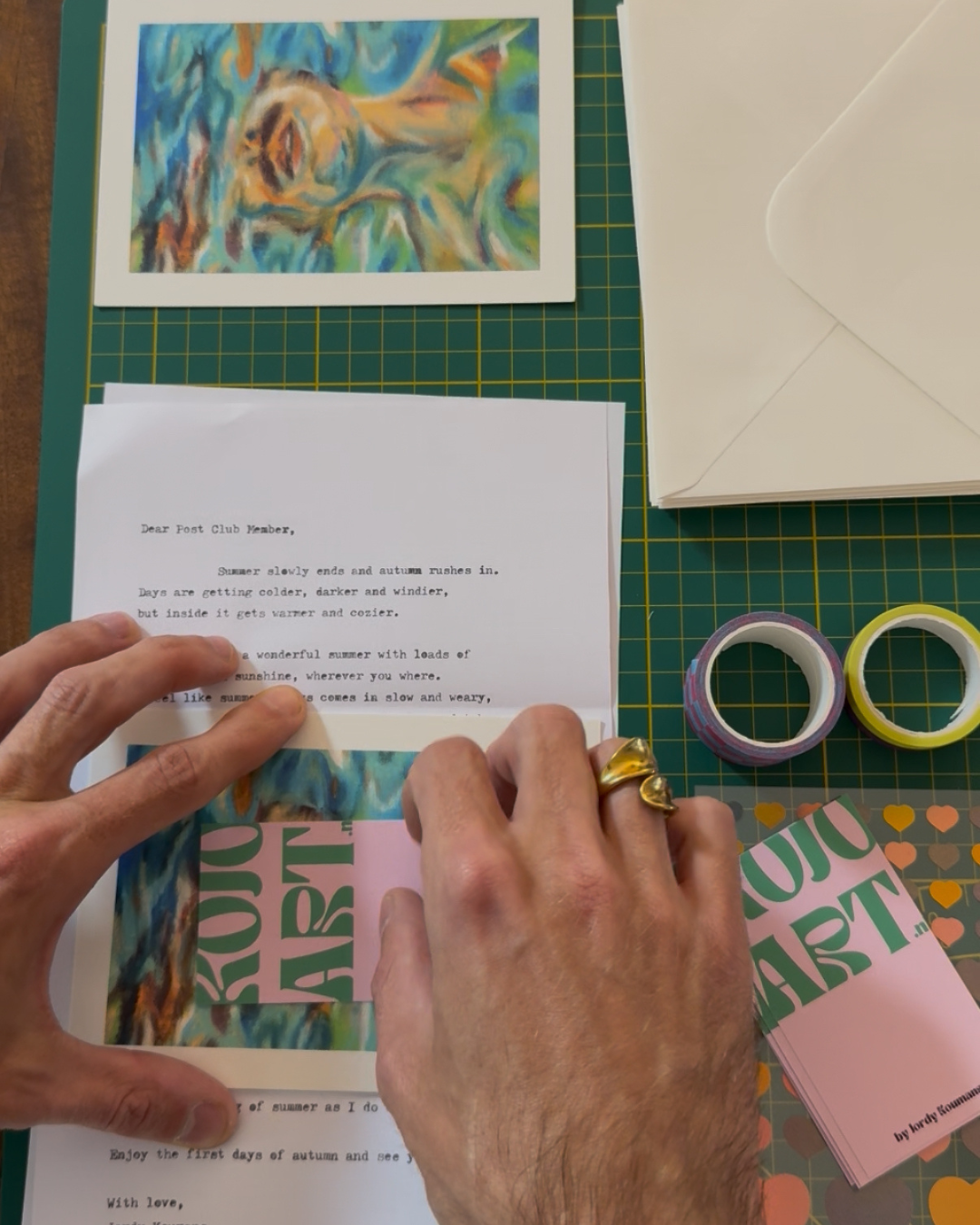 KOJO Art pakt de eerste editie van de Print Club in voor de ontvangers. We zien een visitekaartje, de art print en washi tape op een houten tafel liggen.