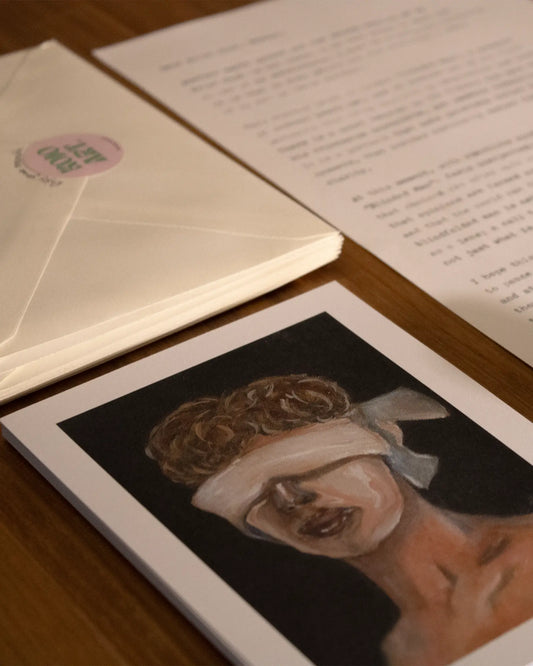 Een art print van KOJO Art met een portret van een persoon met een blinddoek, naast een handgeschreven brief en een stapel enveloppen, klaar om via snailmail te worden verzonden.