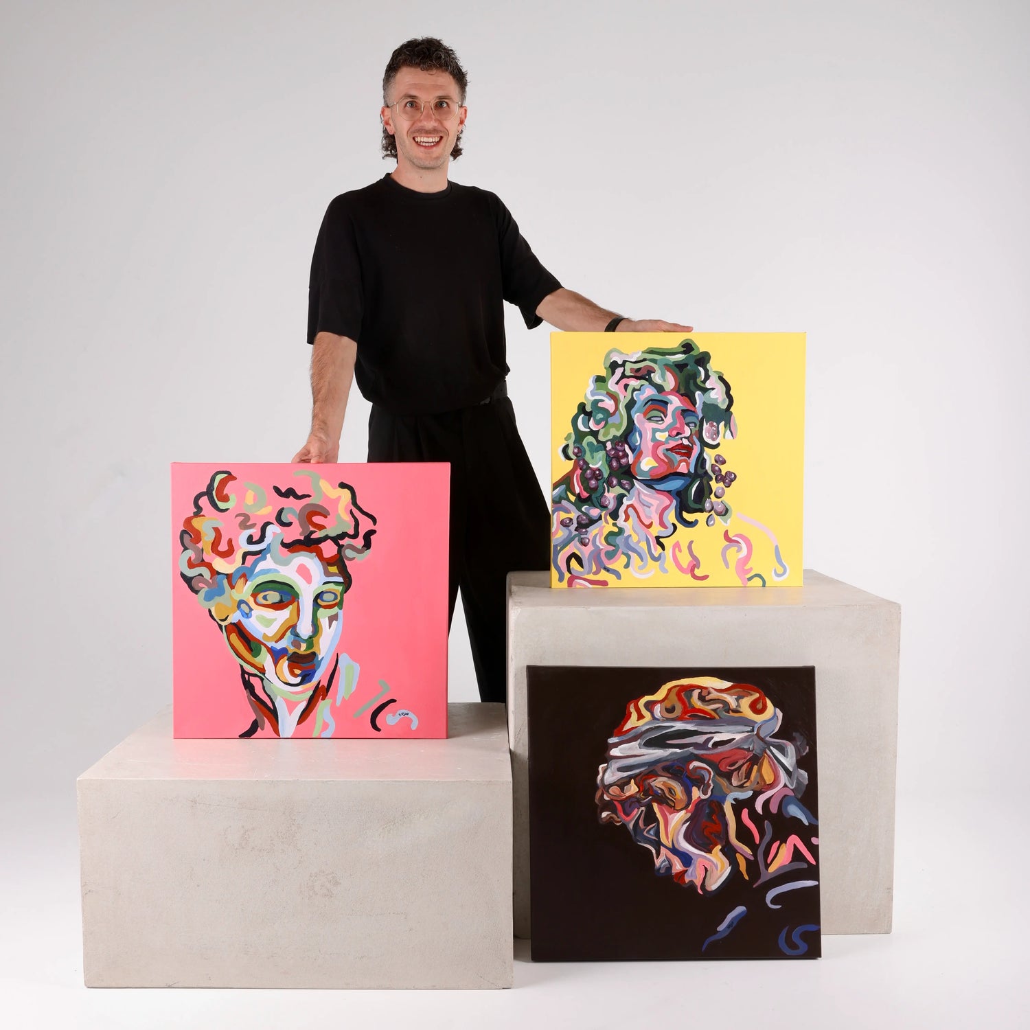 De Nederlandse kunstenaar Jordy Koumans die drie van zijn figuratieve en mythologische kunstwerken presenteert in een fotostudio.